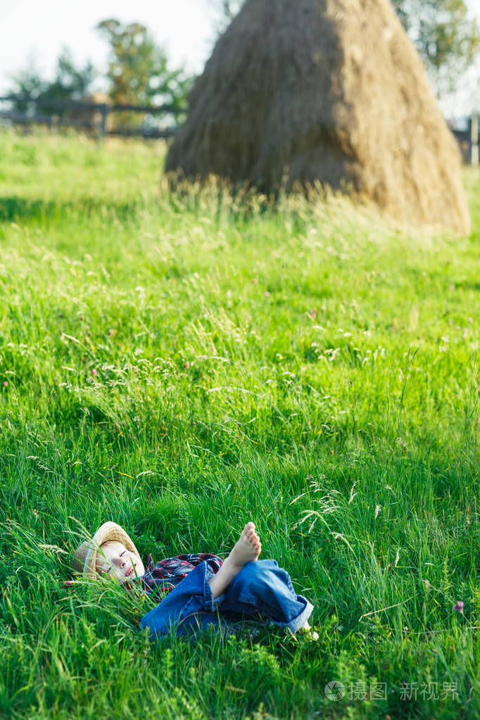 孩子在城市外的大自然中睡觉和微笑. 无忧无虑的度