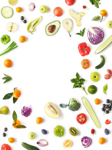 白色背景上分离的新鲜蔬菜和水果框架