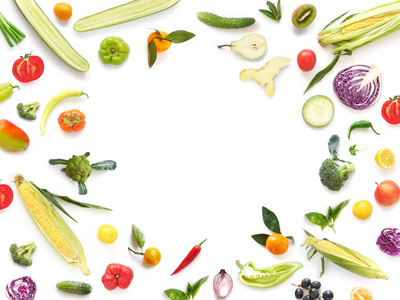 白色背景上分离的新鲜蔬菜和水果框架