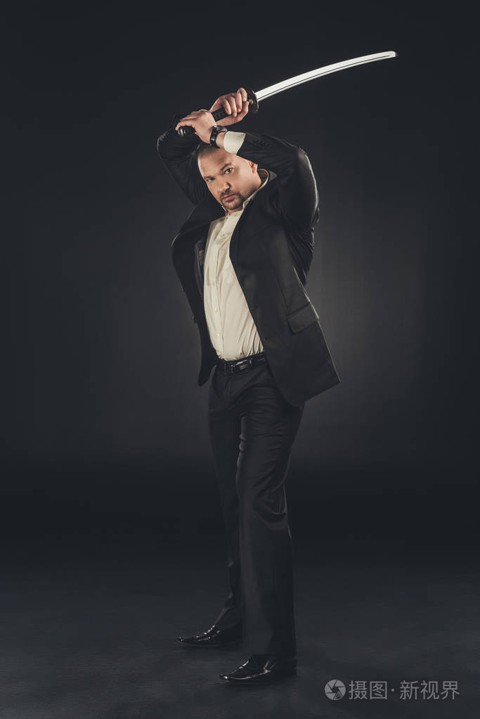 日本黑帮成员穿着黑色武士刀