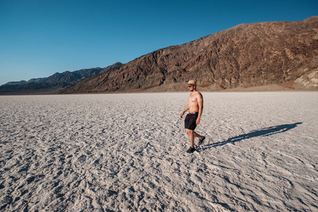 游客在坏水盆地炎热的夏季天死亡谷国家公园加州美国。