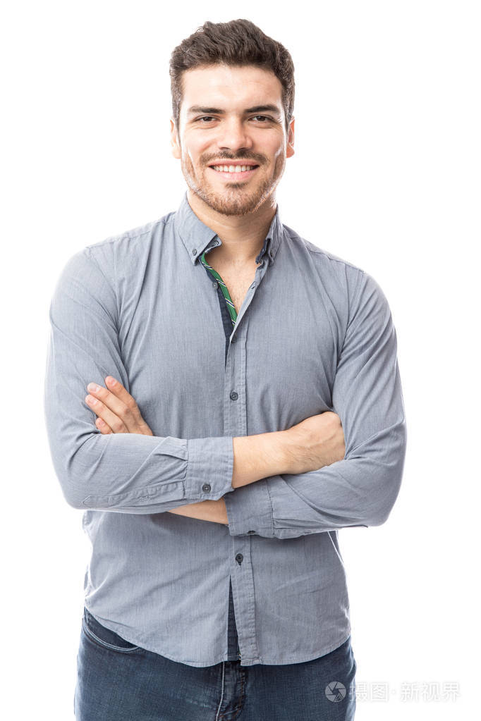 年轻男子手臂交叉