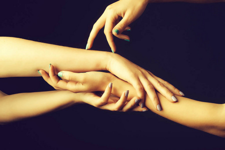 四个女手触碰图片