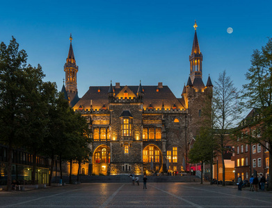 历史市政厅在亚琛在晚上图片