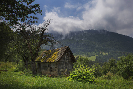 山上破旧的乡村房子照片