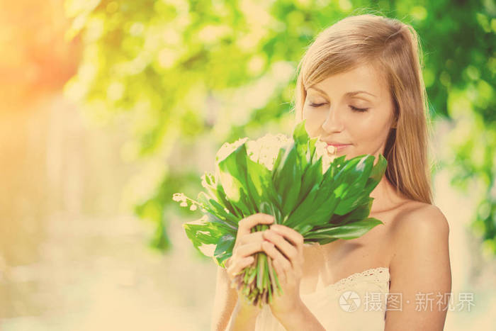 一位年轻女子在户外公园微笑的肖像