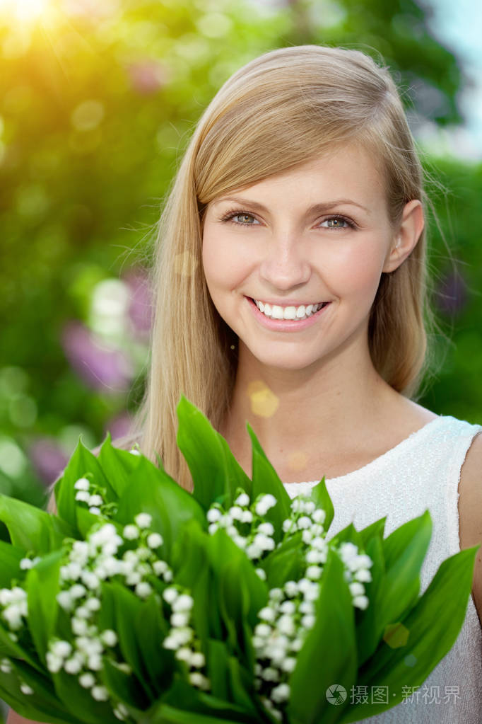 一个美丽积极的女孩的脸概念上的牙科,口腔科,牙科护理.