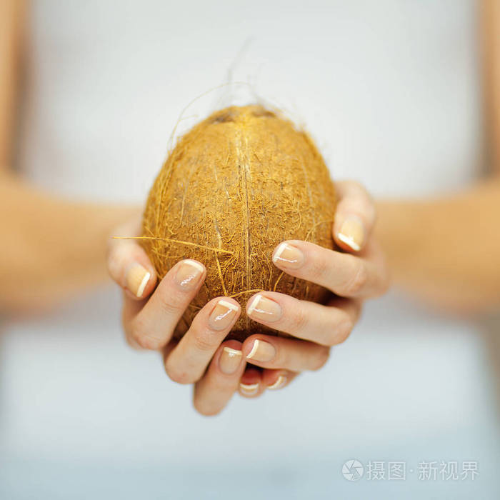 女人手拿着椰子感官工作室的镜头可以作为背景