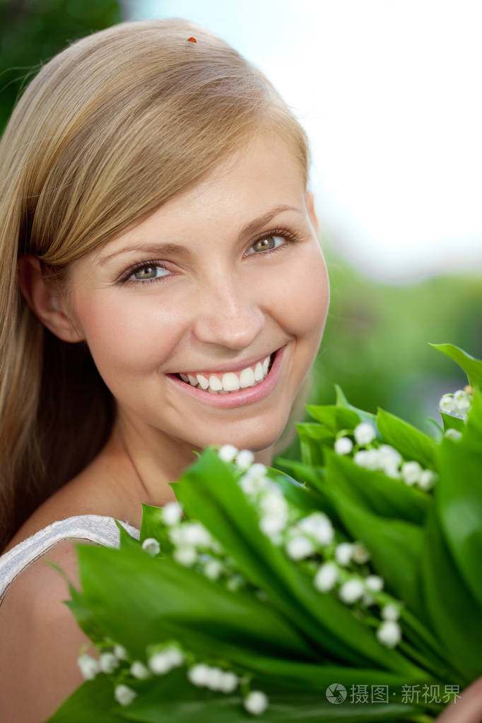 一个美丽积极的女孩的脸概念上的牙科,口腔科,牙科护理.