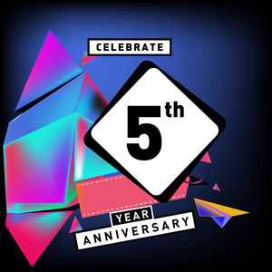 五周年纪念卡，背景五颜六色。五年生日标志的几何色彩背景。