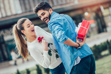 情人节男生给女生送花浪漫男人送花和礼品盒给女人情人节照片