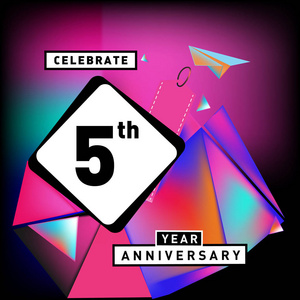 五周年纪念卡，背景五颜六色。 五年生日标志的几何色彩背景。