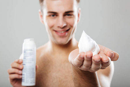 动漫男半裸上身图片