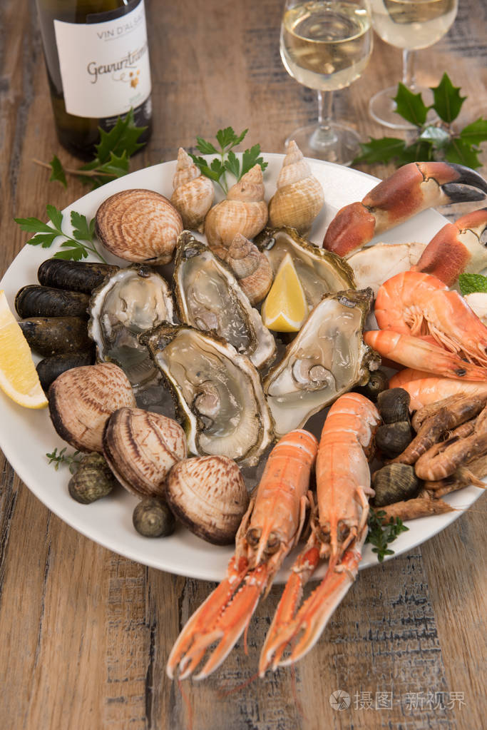 新鲜海鲜拼盘配龙虾贻贝和牡蛎