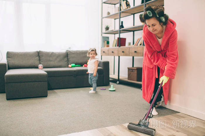 家庭主妇和孩子做家庭作业.