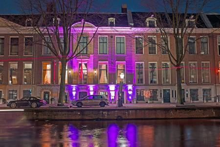 美丽的装饰房子在阿姆斯特丹在圣诞节时间 t