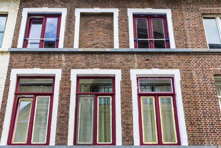 比利时布鲁日一座古老古典建筑的窗户