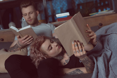 纹身夫妇在家放松和看书