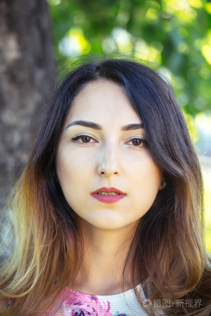 化妆的妇女在俏丽的面孔与健康皮肤