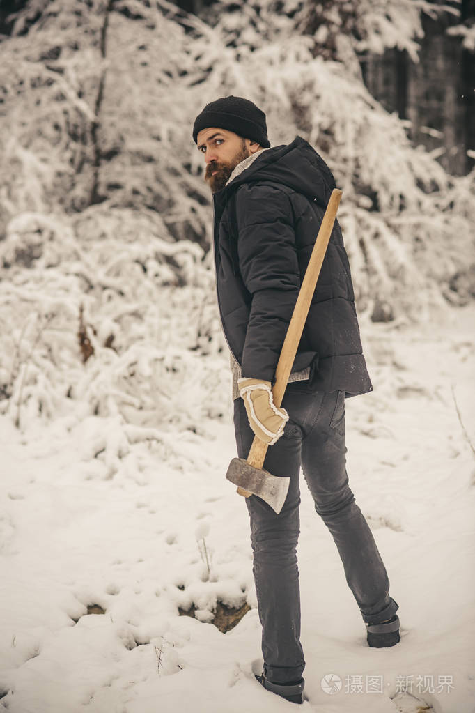 带斧头的热夹克男子樵夫