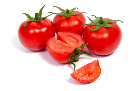 白色背景上分离的红色西红柿