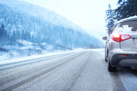 白雪皑皑的冬日，乡间小路上的汽车