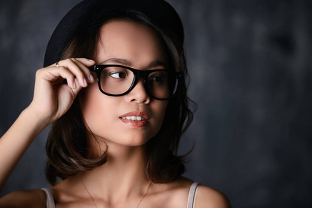 戴眼镜的越南女人照片