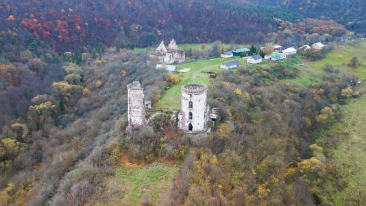 鸟瞰在城堡的被毁坏的塔在小山