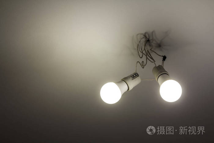 天花板上的两个白色电灯泡