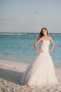 美丽的新娘，在海岛的沙滩上