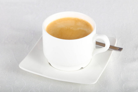 美式热咖啡在白色杯子里