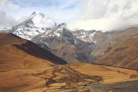 Kazbek 是高加索地区主要山脉之一, 位于佐治亚州卡兹别吉区