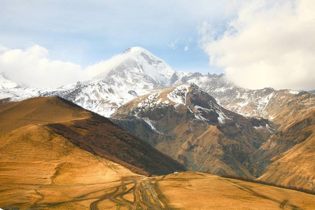 Kazbek 是高加索地区主要山脉之一, 位于佐治亚州卡兹别吉区