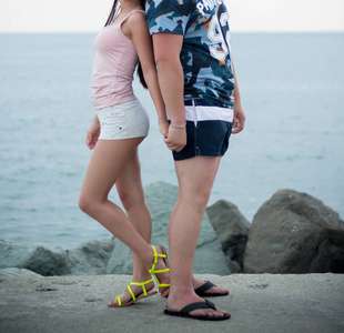 海滩上的年轻幸福夫妇