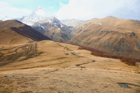 Kazbek 是高加索地区主要山脉之一, 位于佐治亚州卡兹别吉区