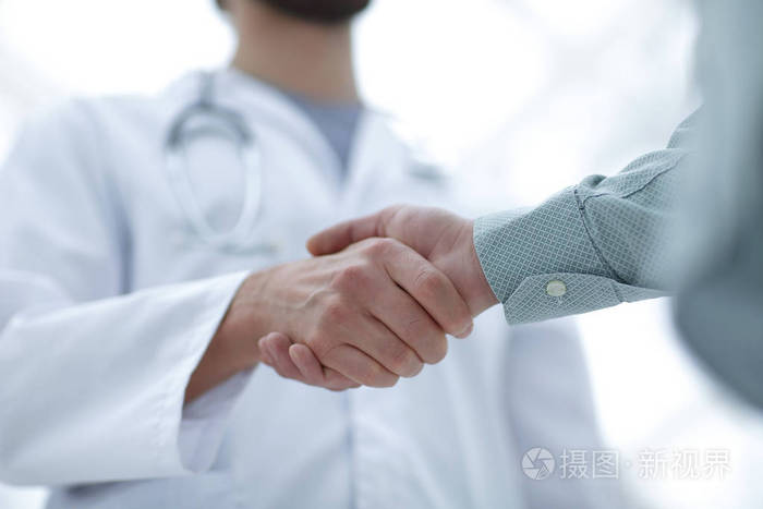 特写医生和病人之间的握手