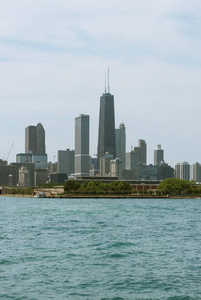 芝加哥市中心地平线从一艘小船看