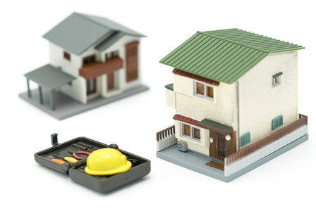 房屋模型和设备模型有黄色建筑头盔模型。房屋修缮与建设..作为背景财产房地产概念与复制空间为您的文本或设计。