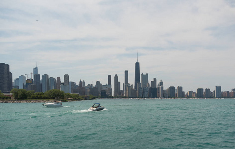 芝加哥市中心地平线从一艘小船看