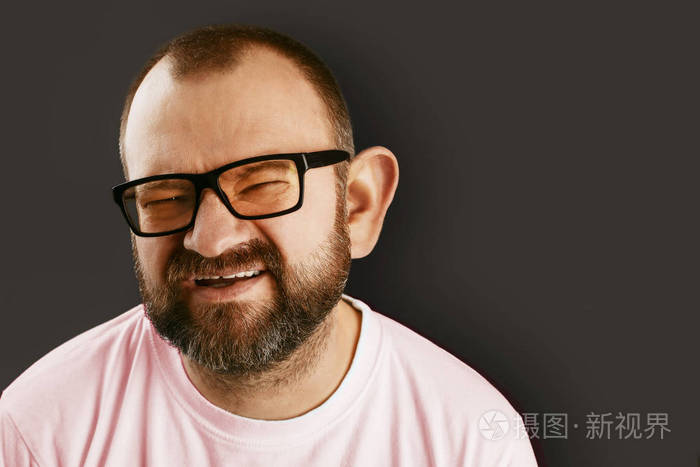 眼镜人的特写肖像听他的大耳朵的信息