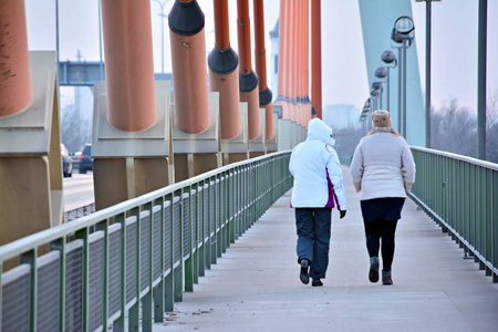 两个女人在桥上照片
