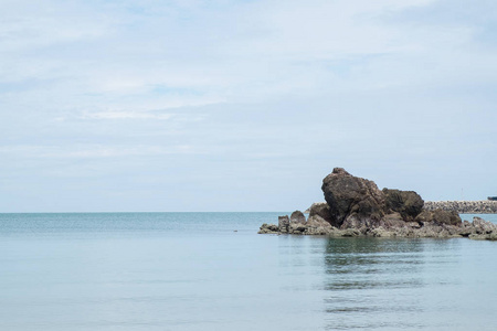 岩质海岸的海和蓝蓝的天空看，夏天的山水风光