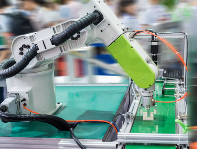 机器人与真空吸盘与输送机在制造手机工厂智能工厂工业4.0概念.照片