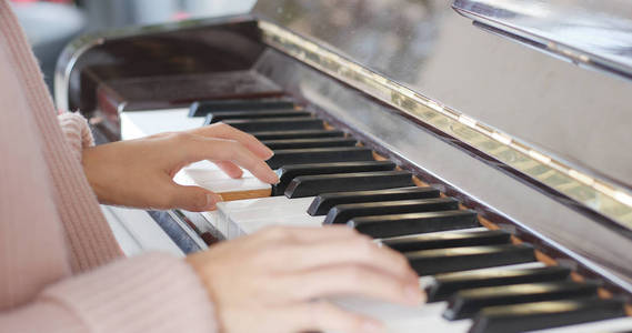 女手弹钢琴照片