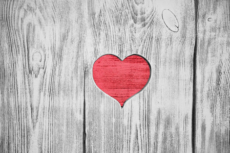 红色的心刻在木板上。 背景。 情人节明信片