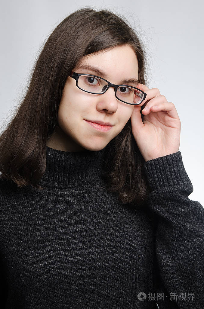 戴眼镜的漂亮女孩