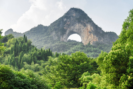 阳朔的月亮山和绿树林的壮观景色