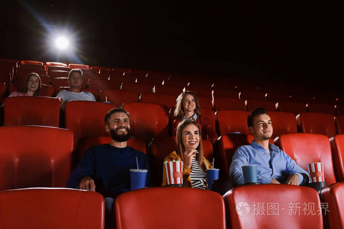 年轻人在电影院看电影照片-正版商用图片10zo41-摄图新视界