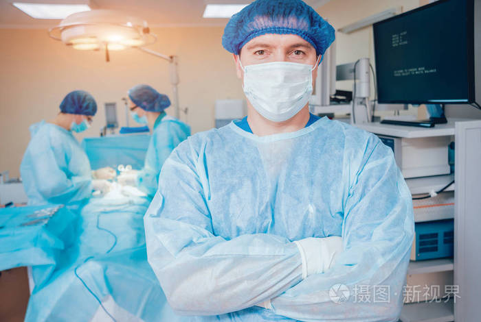 手术室的外科医生小组有手术设备。