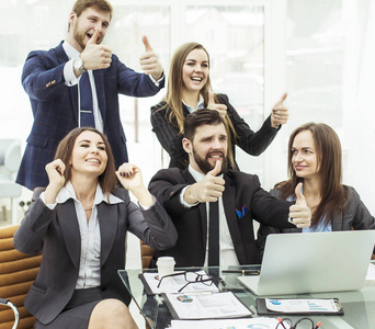 成功的概念在商务友好的业务团队做手势竖起大拇指